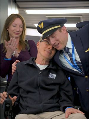 This is how you show up for your dad 💙  #Pilot #Travel #FathersDay #Heartwarming #UnitedAirlines 