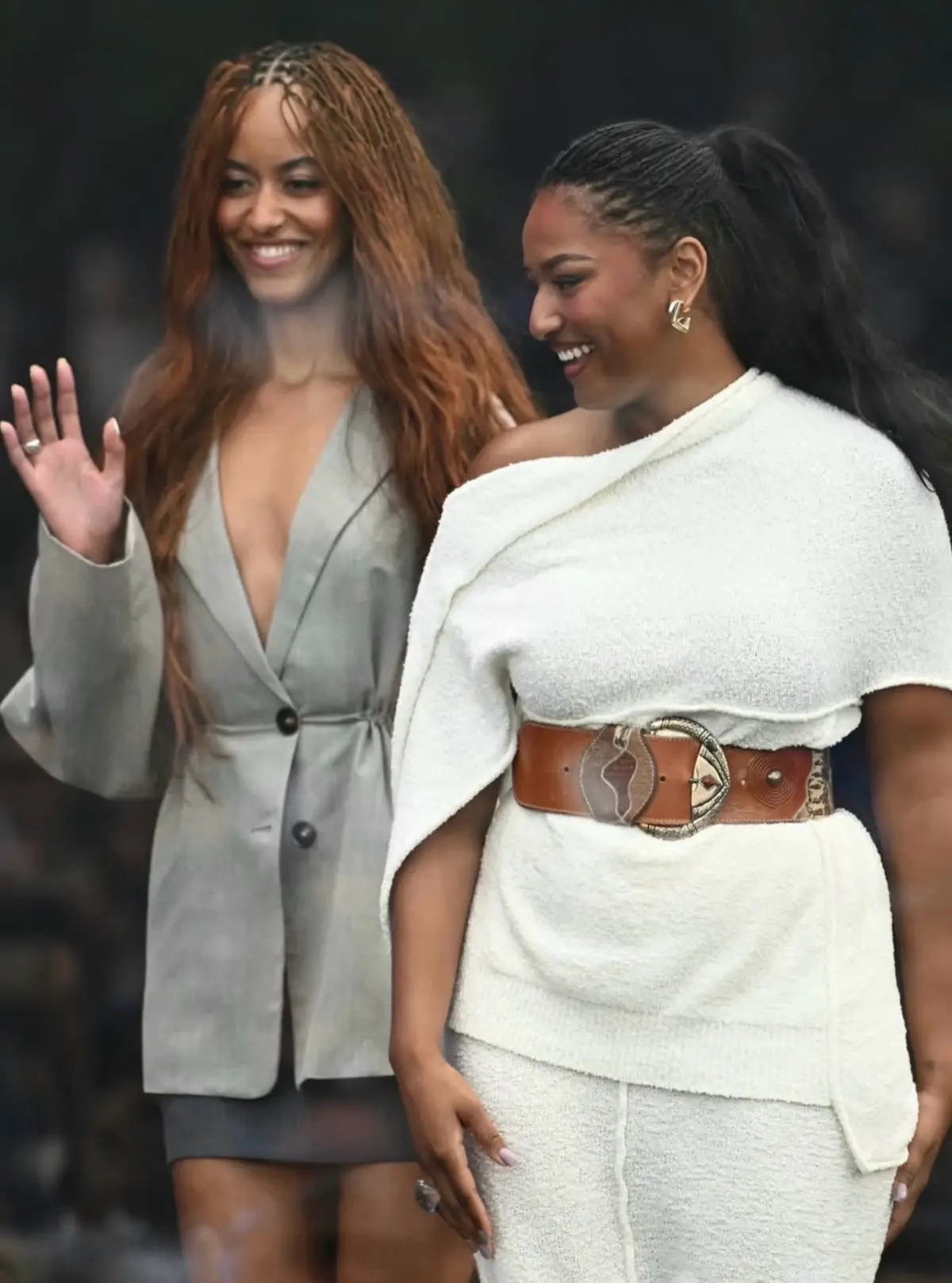 Malia and Sasha Obama joined their parents for a rare public appearance in Chicago. The Obama sisters attended the grand opening of the Obama Presidential Center alongside former President Barack Obama and Michelle Obama. The event celebrated the new center's opening in Chicago. 📸: GETTY #maliaobama #sashaobama #barackobama #michelleobama 