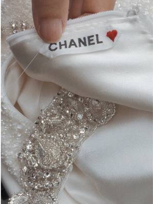 CHANEL congratulates Dua Lipa on her wedding. We are honoured to have dressed her for this very special day. This creation is the first CHANEL Haute Couture wedding dress designed by Matthieu Blazy for a friend of the House. The result of the close relationship between Dua Lipa and CHANEL, and brought to life thanks to an exceptional savoir-faire, Dua Lipa’s Haute Couture wedding dress has been handcrafted in the ateliers at 31, Rue Cambon in Paris. For this unique design, several Maisons d’art also contributed to the making of the dress through the creation of intricate embellishments. Entirely hand-embroidered with 480,000 beads by Atelier Montex and trompe l’oeil jewels requiring 1,155 hours of needlework by Lesage, the dress—with a two-metre train—is also delicately underlined with 25,000 feathers by Lemarié. A six-metre tulle wedding veil was hand-embroidered with beads and feathers and enhanced by hand-cut organza appliqués. To complete the look, white satin pumps were custom-made by Massaro. #CHANELHauteCouture @Dua Lipa 
