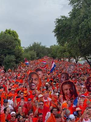 HOUSTON = ORANJE! 😍🧡 #NothingLikeOranje #FIFAWorldCup #NEDSWE 🚌 @DutchOrangebus 