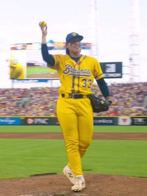 G-L-A-M-O-R-O-U-S😮‍💨 @Kelsie Whitmore #savannahbananas #bananaball #fergie #glamorous 