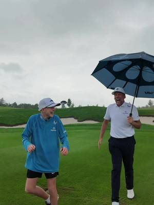 Happy Father’s Day to all the dads out there!  In honour throwing it back to this moment with @ianjamespoulter and Josh Poulter at LIV UK last year! 🙌 #MajesticksGolfClub 