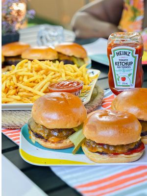 #ad Backyard Jalapeno SmashBurger!  Double smash patties, cheddar cheese, butter-toasted brioche buns, jalapeños and shaved onions — and to tie it all together, Heinz. This is what I mean when I say a burger shouldn’t be complicated. Just proper ingredients treated right, no overthinking. And for me, no matter how I build it, Heinz is always that finishing touch. It’s what brings everything together and turns it into a proper burger. @Heinz Canada  #HeinzKetchup #heinzsummer 
