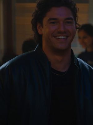 hannah had garrett in a chokehold #WhatToWatch #OffCampus #GarrettGraham #BelmontCameli #HannahWells #EllaBright