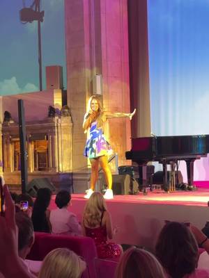 She’s still that girl, 25 years later  #legallyblonde #ellewoods #pinkmakeup #hoku #perfectday 