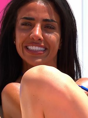 "He's got a nice personality, the kiss doesn’t matter..." 👀 Tina's got questions for the girls after her kiss with Aidan leaves her feeling unsure. Love Island continues tonight at 9pm on ITV2. Produced by Lifted Entertainment, part of ITV Studios.