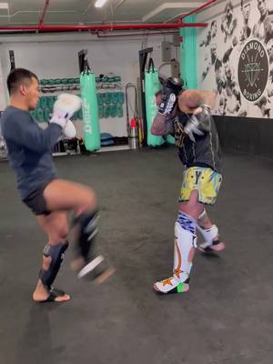Play spar and pads with cookie 🍪  #muaythai 