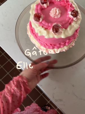 Je revisite le début des années 2000 avec un gâteau inspiré d’Elle Woods et les rouges à lèvres intemporels Color Riche de @L’Oréal Paris 💄🎂 #pub #cake #pinkcake #2000s 