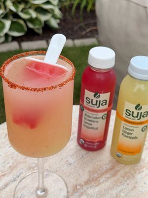 summermaxxing 🍧 Full Recipe INGREDIENTS: • Suja Watermelon Love • Suja Ginger Love • Sparkling water • Lime & tajin for rim PREPARATION: 1. Pour Suja Watermelon Love into popsicle molds & freeze overnight 2. Line your glass with lime & tajin  3. Fill your glass 1/3 full with Suja Ginger Love 4. Top with sparkling water 5. Add in your Watermelon Love popsicle & enjoy!! #Summer #firstdayofsummer #FathersDay #fyp #summerpopsicles