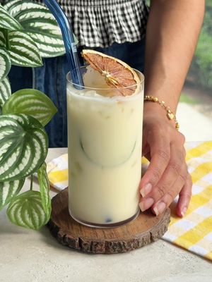 this coconut mai tai has all the bright & citrusy summer flavors balanced with a touch of creaminess from @Califia Farms Organic Coconutmilk! 🥥🍊 #califiapartner  🥥 shake: 3/4 oz orgreat syrup, 1 oz orange juice, 1 oz lime juice, and 4 oz Califia Organic Coconutmilk until combined  🥥 garnish with mint and a dried orange slice 