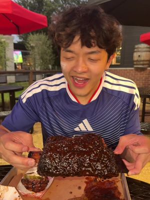 Japan fan tries Texan BBQ for the first time 🇯🇵