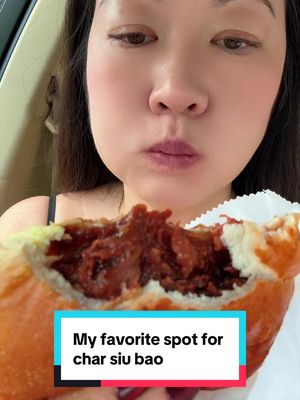 My favorite char siu bao in Houston? 🥟 You’ll find it at King Bakery in Chinatown. Their char siu bao is fluffy, generously filled, and just $2.25 each. On this visit, I also tried the pineapple custard bun ($1.75), and if you can snag one warm, do it. The buttery pineapple topping with the creamy custard center is so good. Affordable, old-school Hong Kong bakery vibes, and one of my favorite spots for a quick snack in Houston. 📍King Bakery, Houston Chinatown #HoustonFood #HoustonEats #HoustonChinatown #ChineseBakery #CharSiuBao 
