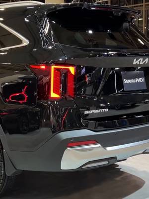 Sportage ou Sorento : quelles sont les différences ? @dom_dub passe en revue les groupes motopropulseurs, l’espace intérieur et ce qui distingue chaque modèle selon votre style de vie. Le survol complet en primeur le 26 juin sur notre chaîne YouTube. Lien dans la bio. #KiaCanada #Sorento #Sportage #DuMouvementVientLInspiration