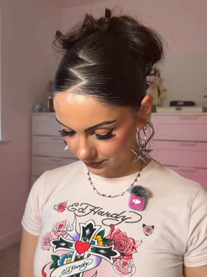 Hair inspiration ✨ An easy y2k claw clip hairstyle with a zig zag part 🩷 Loveeee! Save this down as a summer hairstyle idea 💡  products:  @Pantene UK mousse @TRESemmé freeze hairspray @got2b brow + edges  @ghd jelly chronos lim ed @amika hair styling oil #hairstyleideas #90shair #y2khair #hairtutorial #slickback  Updo hair | updo hairstyles | slick back hair 