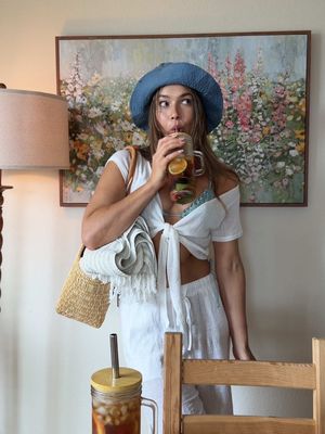 #AD pool day essentials with @Lipton Tea 🍹☀️ I cold brewed a pitcher of Lipton Cold Brew Black Tea, added fresh mint, berries, red kiwi, and citrus to my glasses and poured it right over ice. No artificial flavors or colors and it’s ready in five minutes, no boiling needed. Also brought a box of Lipton Sweet Tea for my friend who was hosting because every pool day needs a pitcher of iced tea on deck #LiptonPartner 