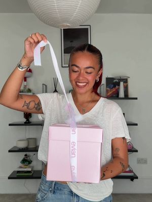 AD Special delivery from @evian to celebrate turning 200 years young and I’m off to Wimbledon with them ahhh 🎾  They have collaborated with a collective of UK artists to debut 200 limited-edition water bottle bags (how cute are they!! ⭐️)  You can search evian.co.uk/200 now to join the exclusive waitlist  @wimbledon #evian200YearsYoung *T&C’s apply 