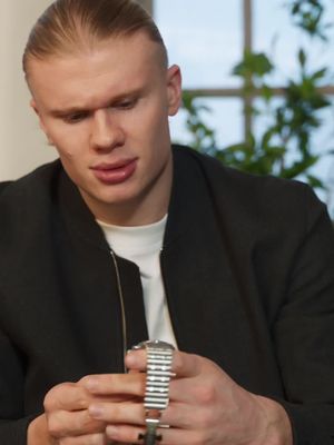 Known for his ice-cold composure on the pitch, @Erling Haaland pairs it perfectly with an ice-blue dial to match. The Chronomat B01 42 in ice blue with a platinum bezel.