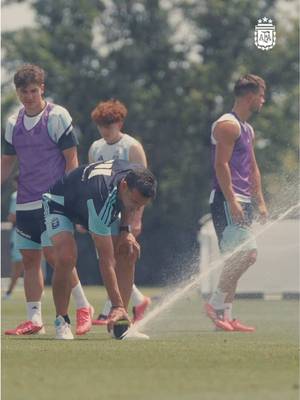 #SelecciónMayor ¡Cuidado con el agua muchachos! 💦😅 #FIFAWorldCup #TikTokDeportes