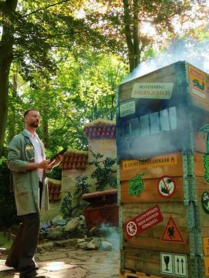 ⚠️ Waarschuwing: Draak Lichtgeraakt is terug in het Sprookjesbos! Na een flinke opknapbeurt rust hij nog even uit, maar binnenkort is hij weer te bewonderen. Of zijn korte lontje er ook minder op geworden is... 🐉👀 #efteling #sprookjesbos #nieuw