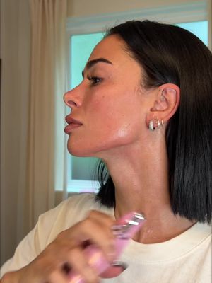 The neck ages faster than your face and nobody talks about it. This is what I use as an esthetician 🩷 #koreanskincare #skincaretips #guasha #neckcare #medicube