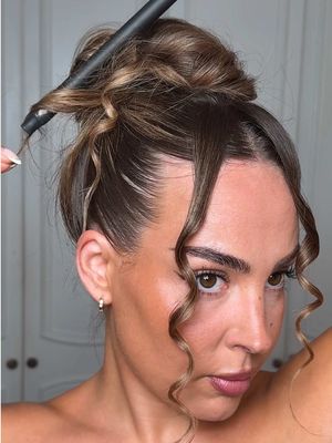 Heatwave bun on repeat 🔁 @ghd curl wand @RedkenUKI naked hair oil @Color Wow UK Texas hold em hairspray #heatwavehairstyle #messybuntutorial #buntutorial #hairtutorial 