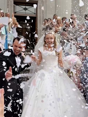 Oh I loved every second of this 🥹🤍🏹 @Diana, Wedding Content Creator #londonwedding #vintagewedding #townhall #courthousewedding #confetti 