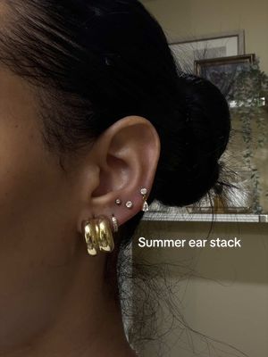 Tell me what I’m missing! #earstack #summerearrings #daintyearrings #piercings 