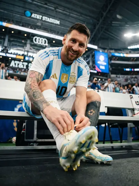 🚨 𝐁𝐑𝐄𝐀𝐊𝐈𝐍𝐆: Lionel Messi will start 𝐎𝐍 𝐓𝐇𝐄 𝐁𝐄𝐍𝐂𝐇 against Jordan on World Cup matchday three 🔋🇦🇷 Decision made with Lionel Scaloni confirming the planning as Messi won’t be in the starting eleven for the last group game. 𝐒𝐄𝐂𝐎𝐍𝐃 𝐇𝐀𝐋𝐅 𝐒𝐇𝐎𝐖? 😉🍿