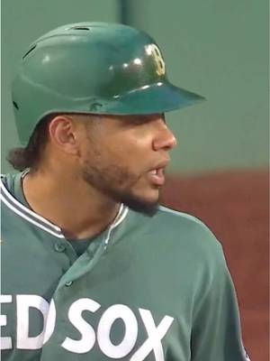 Benches clear at Fenway Park after Willson Contreras took exception to Will Warren pitching inside #yankees #MLB #redsox #baseball 