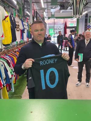 Well this is awkward… sorry Wayne 😅😂 #rooney #worldcup #skit #footballshirt #england 