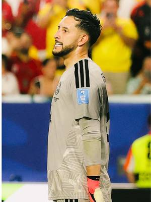 Vargas claims Cristiano Ronaldo’s free kick. 🧤🇨🇴 #FIFAWorldCup 