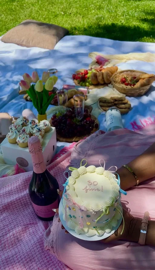 Happy Birthday to me! #birthdaypicnic #picnicinspo #picnicoutfitinspo 