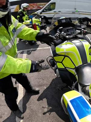 Police bike run through… what an experience!  This was super cool. Learning where all the buttons are and how it all works.  This happened when I rode a bike for @two_wheels_for_life to the bike shed show. I needed a little convoy help and extra security 👀🌚 Say hi if you see me whizzing around x Love you x . #harveyridesbikes #harvey #goodvibes #london #Police