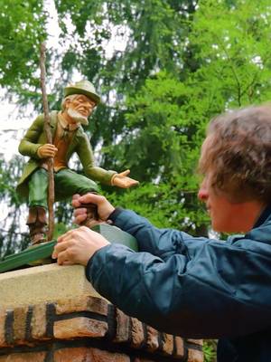 Een gloednieuwe ingang van het Sprookjesbos! 🌳🚪 Ga met ons mee achter de schermen en ontdek hoeveel vakmanschap hierin schuilt. 👀 Heb jij de nieuwe Jagerspoort al ontdekt? #efteling #nieuw #sprookjesbos
