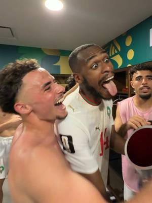 فرحة خاصة من لاعبينا مع عيسى ديوب بعد تتويجه بجائزة رجل المباراة! 🤩🦁 A special celebration with Issa Diop after his Man of the Match award 🤣❤️ #DimaMaghrib 🇲🇦 #FIFAWorldCup