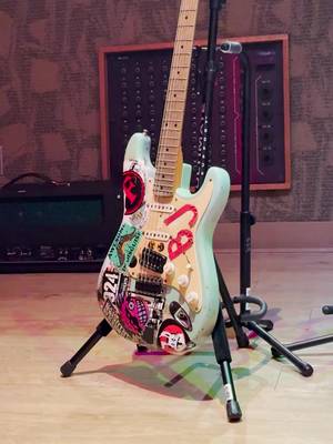 Someone left their guitar in the studio, anyone know whose it is? 🤷‍♂️