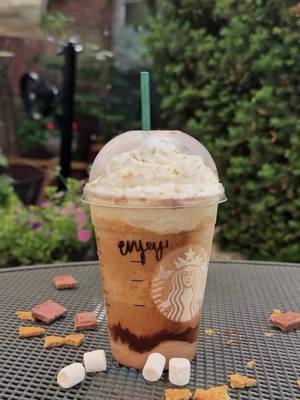 this summer, we’re sipping our s’mores. - Cet été, on sirote nos s’mores.