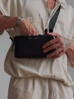 Stying my new @GRAMS28 157 essential sling 🖤  #mensfashion #mensstyle #everydaycarry #crossbodybag #grwmstyle
