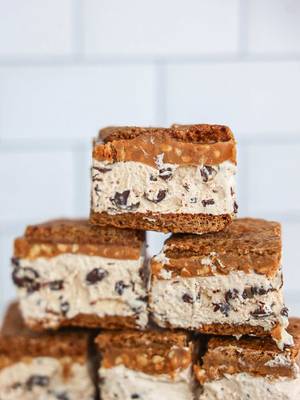 I've been making these frozen s'mores for a few summers now and when I tell youuuuu - they're the only no bake dessert you'll need ;) Recipes up on the blog!! You can find it  on danishealthyeats.com! Linked in my bio! I put a snickers version on them & tested them on some girlfriends last summer & I think we all agreed these are IT. Best part? You can make them high in protein, Dairy-free, gluten-free, refined sugar-free, etc! These things are dangerous;) #frozensmores #highproteindessert #proteindessert #summerrecipe #nobakedessert