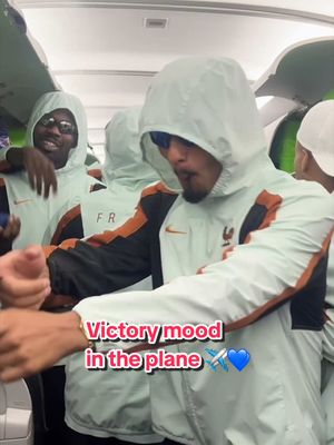 Victory mood on the plane 🎵✈️ #equipedefrance #worldcup #Football #sportstiktok 