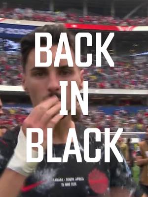Round of 16 fit: Black shirt. Black shorts. Black socks. —— Tenue pour les huitièmes de finale : Maillots noirs. Shorts noirs. Chaussettes noires. #FIFAWorldCup 