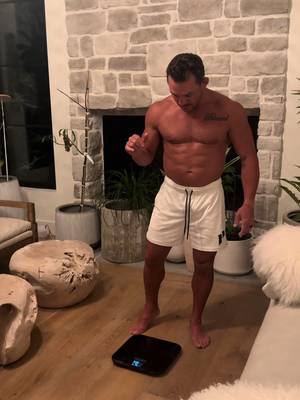 The people been askin’ and the kids are sleepin’…but daddy is 200lbs. BULKING SEASON.
