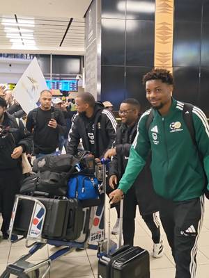 Bafana Bafana receives a warm welcome from supporters at O.R Tambo International Airport ⚽️🔥🇿🇦 #bafanabafana #bafanapride 