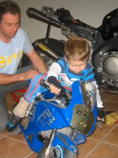 Dicen que nunca dejes de escuchar al niño que llevas dentro. El mío nunca dejó de decirme que luchara por este sueño. Hoy puedo mirar esas fotos con una sonrisa y decirle: Lo conseguimos. Gracias a mi familia, sin ellos nada hubiera sido posible ❤️