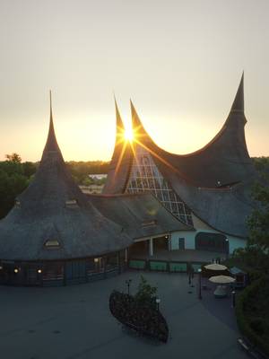 WIN! 🤩✨ De Zomer in de Efteling is begonnen en dat betekent... 10x4 tickets om weg te geven! ☀️ Festivalsfeer 🎶 Muziek & entertainment 🍦 Zomerse treats 🌙 Tot wel 12 uur genieten Reageer met de naam van je favoriete Efteling-vriend en maak kans op 4 tickets! #efteling #zomerefteling #win