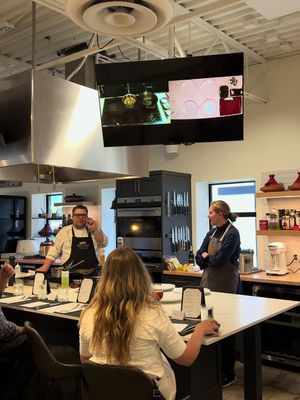 Keep an eye on the @lakehousekitchens calendar! There’s always something special happening, and if hands-on classes aren’t your thing, these chef-led dinners are 100% worth it. 🤍 #fyp #viral #cooking #chef 