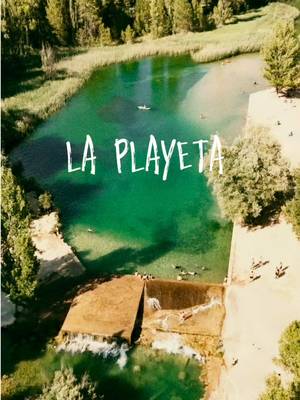 A solo dos horas de Madrid se encuentra este increíble lugar: La Playeta, en Cañamares. Es un paisaje precioso y el planazo perfecto para este verano. ⚠️ Dato importante: Para poder entrar, es obligatorio reservar el parking antes en su web oficial: https://parking.canamares.com/. Tienen que entrar, seleccionar el día y la hora, hacer el pago y listo; asegúrenlo antes de ir porque sin reserva no hay acceso. ¿Ya lo conocías? #laplayeta #españa #pozas #pozasnaturales #verano 