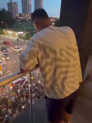 😭⛪️ “𝐘𝐎𝐔 𝐒𝐄𝐄𝐌 𝐋𝐈𝐊𝐄 𝐓𝐇𝐄 𝐏𝐎𝐏𝐄, 𝐁𝐑𝐎!”, Diogo Dalot told Cristiano Ronaldo with fans waiting for him 😂🇵🇹