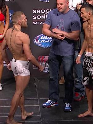 Quem lembra da encarada da primeira luta entre #ConorMcGregor e #MaxHolloway? 💪 Daqui uma semana eles se vão se reencontrar no Octógono após 1️⃣3️⃣ anos! 🔥 Quem vai levar a melhor? [ #UFC329 | Sábado (11) | 18h | Ao vivo SOMENTE no @ParamountPlusBR ]