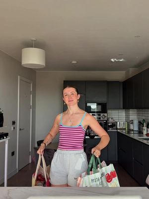 WEEK 10: BABE ON A BUDGET, TAKES THE WEEKLY SHOP! 🛒🩷 Girlies, presenting to you, your £35 (!!) weekly food shop to include… 🧚🏼‍♀️ FIVE MAIN VEGGIE MEALS 🍴 LEFTOVERS FOR LUNCH / THE WEEKEND 🤭 A BREAKFAST OPTION 🗑️ NO WASTE !! HEHE {This meal plan serves one but I will add bulking up advice on each post along with leftovers / freezing advice} Please do feel free to shop around, you may well get it cheaper! 🫰🏼 YOUR SHOPPING LIST: - 1kg Baby Potatoes - 226g Halloumi  - 1 x Can of Chickpeas - Mango Chutney - 2 x Red Onion - Tenderstem Broccoli - 1kg Greek Style Yoghurt  - 1 x Can of Chopped Tomatoes - 8 x Veggie Sausages (using Richmond No Meat) - 150ml Double Cream - Rigatoni (or pasta of choice) - Fresh Basil - Cheddar Cheese - Veggie Fingers (using Sainsbury’s frozen range) - Mini Taco Wraps - Chipotle Paste - 1kg of Sweet Potatoes - 1 x Can of Black Beans - 1 x Avocado  - 150g Sweetcorn - Baby Plum Tomatoes - 200g Extra Firm Tofu (using Cauldron) - 226g Paneer - 1 x Lime - Mixed Bell Peppers (600g) - 2 x Flatbreads - Simply Granola - Fresh Raspberries - Lemon Curd = £35.60 🤠 (I shopped online via Sainsbury’s, using offers at the time of purchase so this will vary!) STORE CUPBOARD INGREDIENTS:  - [ ] Oil (olive & vegetable) - [ ] Salt & Pepper - [ ] Minced Garlic - [ ] Chilli Flakes - [ ] Medium Curry Powder - [ ] Garam Masala - [ ] Minced Ginger - [ ] Dried Mint - [ ] Mayonnaise  - [ ] Dried Parsley - [ ] Tomato Paste - [ ] Veggie Stock Cube - [ ] Corn Flour - [ ] Soy Sauce - [ ] Honey - [ ] Tandoori Seasoning I’ll be posting a recipe every day so please do follow along.  PS, there are 5 meals because it’s a lot of food so, you’ll easily be fed for 7 days if you want to be !! 🩷 #veggierecipes #budgetfoodshop #weeklyfoodshop 